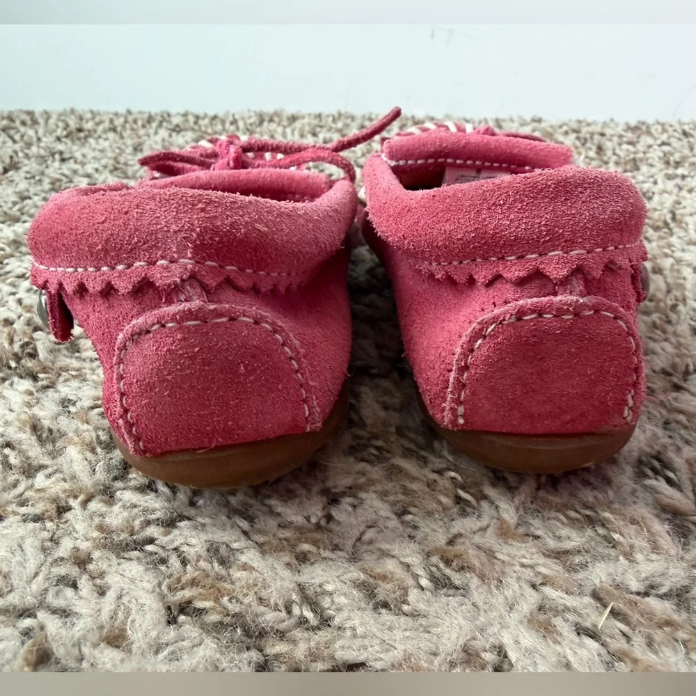 Minnetonka Hello Kitty pink suede embroidered kitty moccasins Toddler size 8